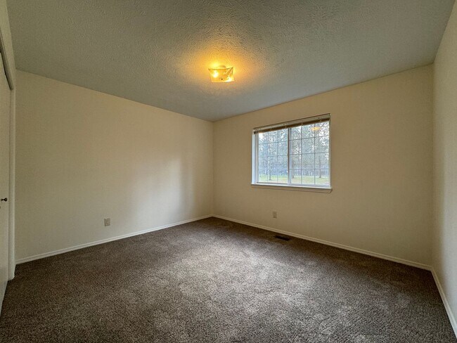 Building Photo - Delightful 2 Bed, 2 Bath Duplex near River...