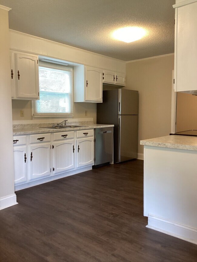 Building Photo - Lovely 3-Bedroom, 2-Bathroom Ranch