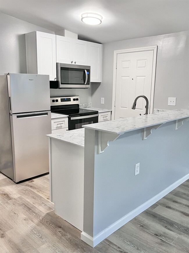 Building Photo - 722 W 6th Ave