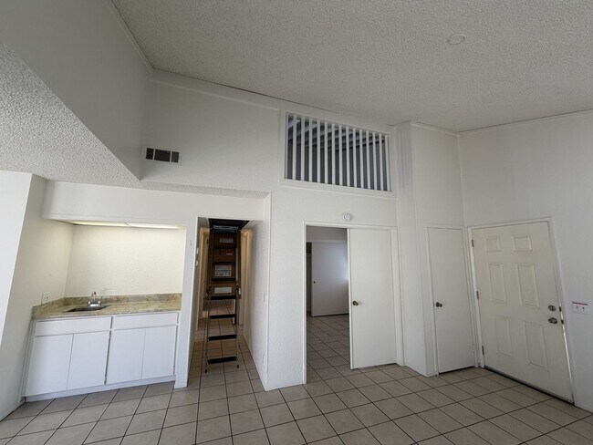 Building Photo - Redlands Townhouse in Great Complex 2+ 1.5 AVAILABLE NOW