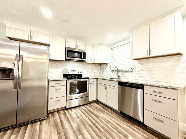 Building Photo - Relaxed Florida living at this 3Bedroom/ 2bath home in the Heart of Daytona Beach!