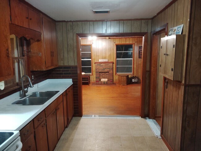 Building Photo - Vintage 2 Bedroom home near downtown Lake City