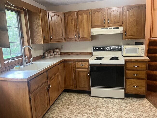 Building Photo - 15 Lorin Dr
