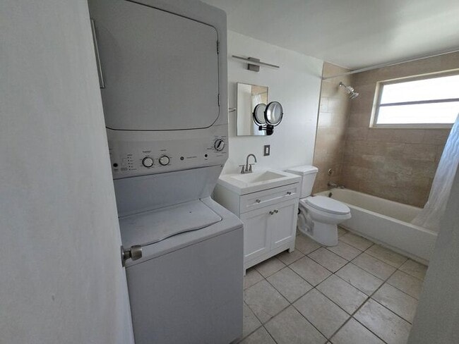 Building Photo - Affordable 2/1 Duplex Available Immediately!! Near I-4!