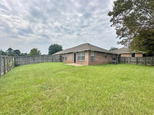 Building Photo - 3-Bedroom Home on Corner Lot in Whitehouse...