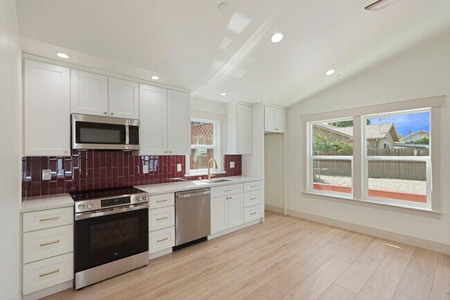Building Photo - Beautifully Built 2/1 in North Oak Park Close to UC Davis + McGeorge Law School!