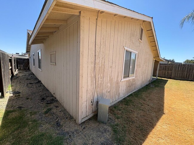 Building Photo - Cozy Home On Spacious Lot In Tulare Available Now!