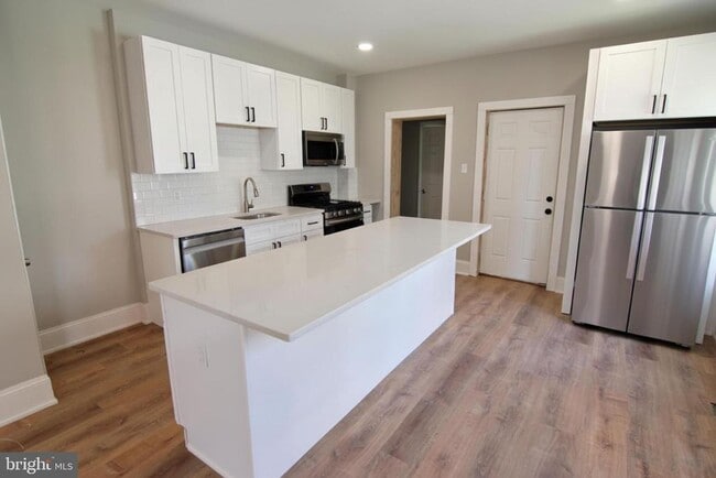 Building Photo - 17 W 4th St