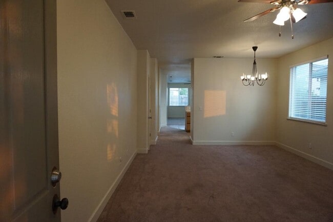 Building Photo - 424 Barclay Way