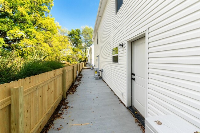 Building Photo - 386 N Franklin St