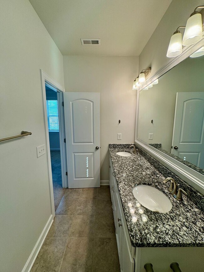 Building Photo - Beautiful 3BR/3.5BA Townhome in Rea Farms
