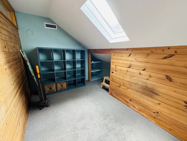 Building Photo - Charming 4-Bed Home with Granite Touches & Hardwood Elegance in Minneapolis!
