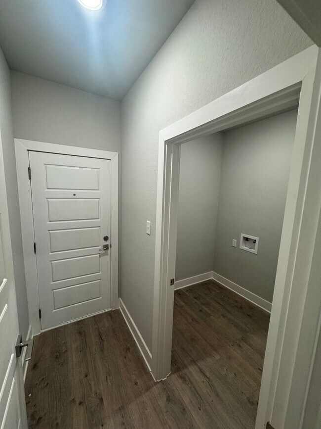 Building Photo - Enclosed Fenced Yard - 3/2/2 - Commuter Friendly