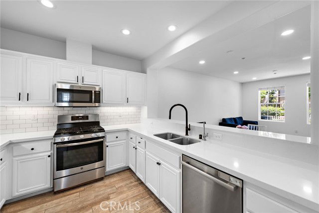 Building Photo - 15 Strawflower St