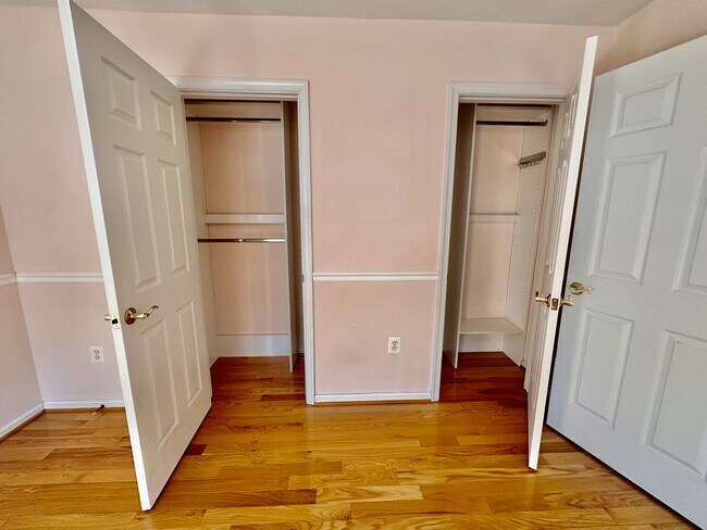 Building Photo - 917 Crestfield Dr