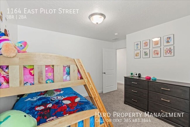 Building Photo - Fantastic Gorgeous Townhome! HALF OFF FIRS...