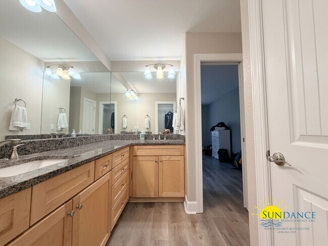 Building Photo - Beautiful 3-Bedroom Pool Home in Destin – Lawn & Pool Service Included!