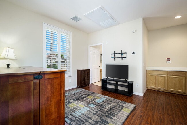 Building Photo - 60661 Juniper Ln