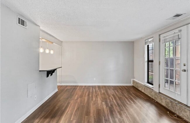 Building Photo - Plaza condo 2 Bed 2 Bath! $1495.00