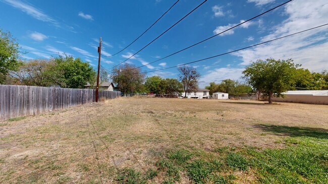 Building Photo - 2 WEEKS FREE RENT!!! REMODELED DUPLEX IN H...