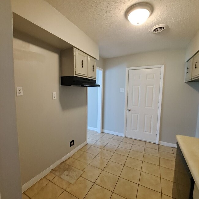 Building Photo - 3387 Barbwood Dr