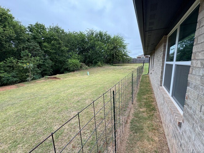 Building Photo - Don't Miss this STUNNING, true 4 bed, 2 ba...