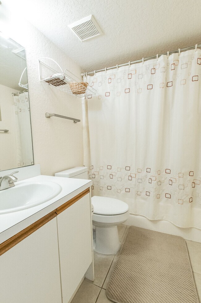 Building Photo - 1000 Cove Cay Dr