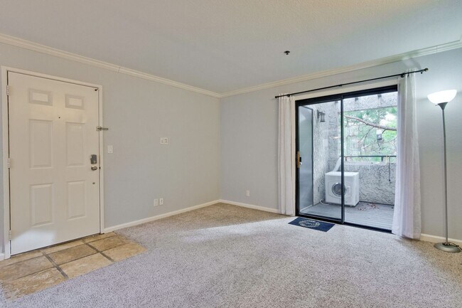 Building Photo - 1 Bed 1 Bath With Lots of Amenities!