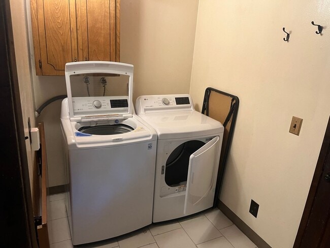 Building Photo - RR03