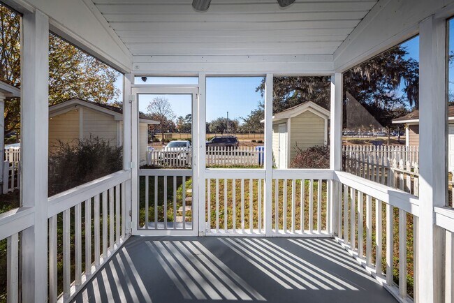 Building Photo - 3 Bedroom, 2.5 Bathroom Townhome in Oak Terrace Preserve - Park Circle