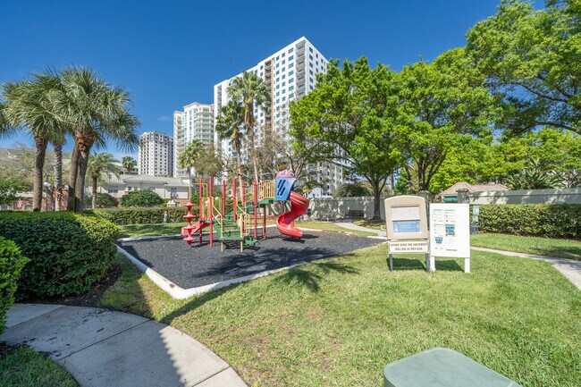 Building Photo - 813 Normandy Trace Rd
