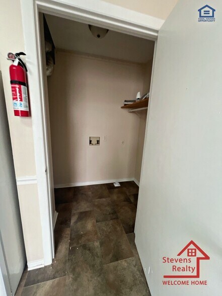 Building Photo - 402 Peek Dr