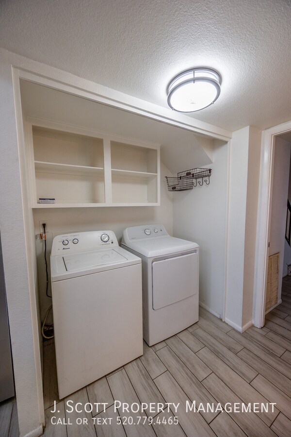 Building Photo - 1618 E Dunbar Dr