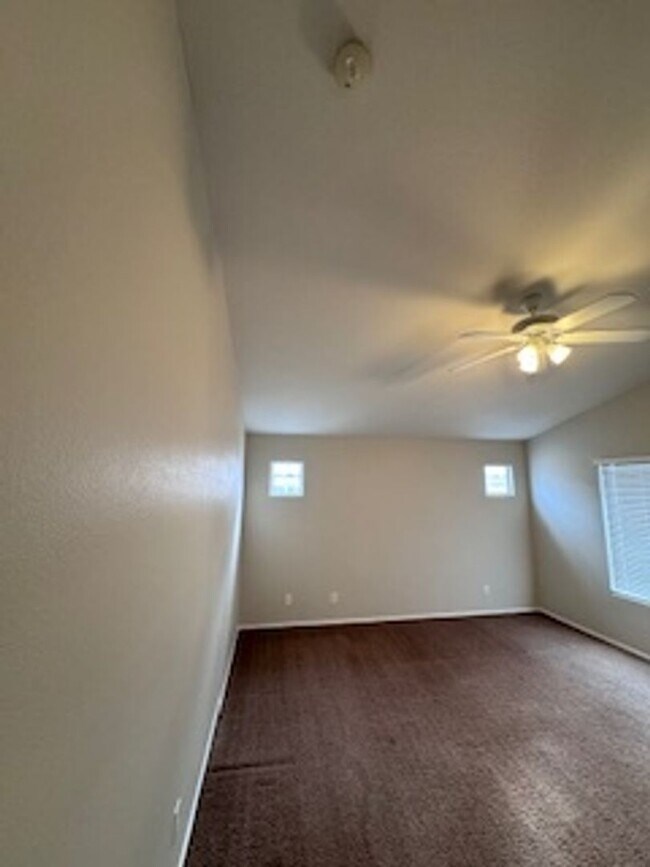 Building Photo - 3Bed/2.5Bath/2Car Residence located in North Las Vegas gated community!