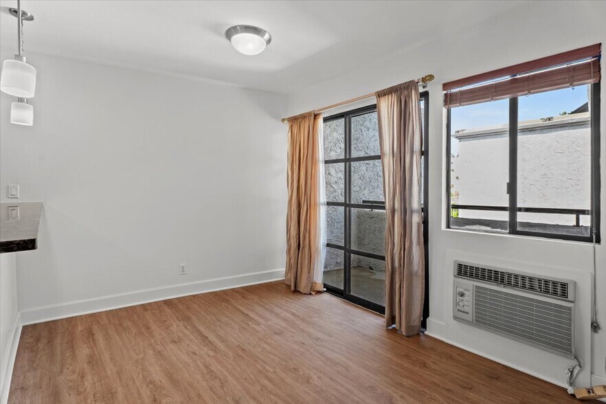 Building Photo - 10982 Roebling Ave