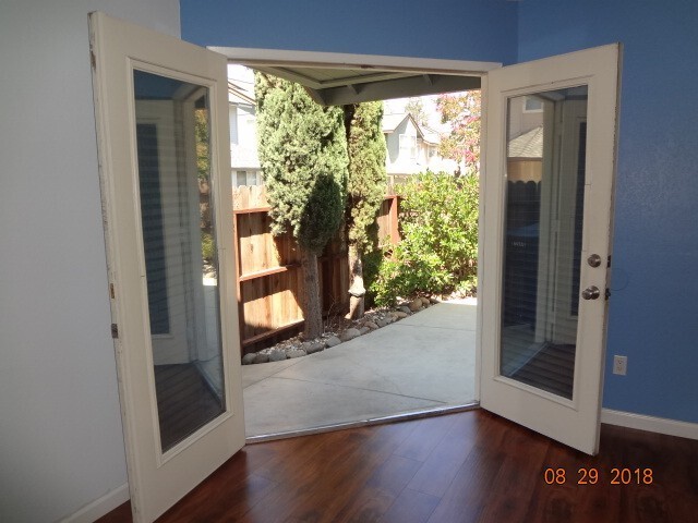 Building Photo - Beautiful 3 bedroom 2 1/2 bath Town-House Coming Soon!