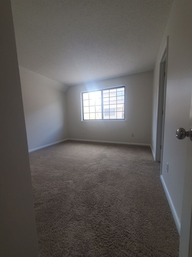 Building Photo - 2B / 2B Condo with Loft and Garage Availab...