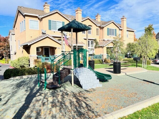 Building Photo - 401 Skylark Ct