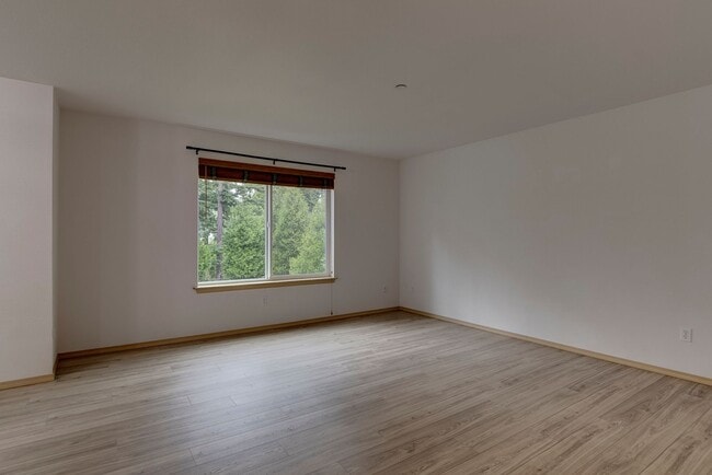Building Photo - Updated 2 Bedroom 2 Bath Condo near Ft. Nu...