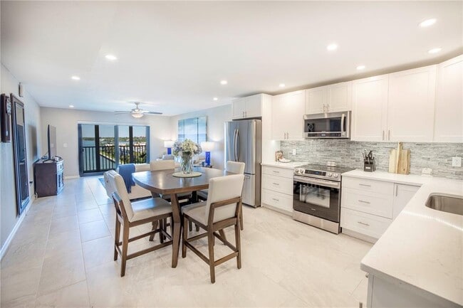 Building Photo - 7300 Sun Island Dr S