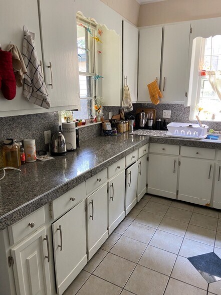 Primary Photo - 72 Sharon St