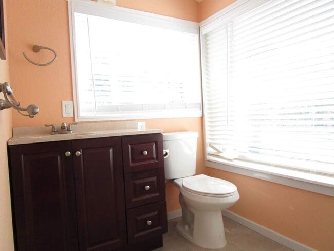 Building Photo - 2 Bedroom, 2 Bathroom Home North Proctor i...
