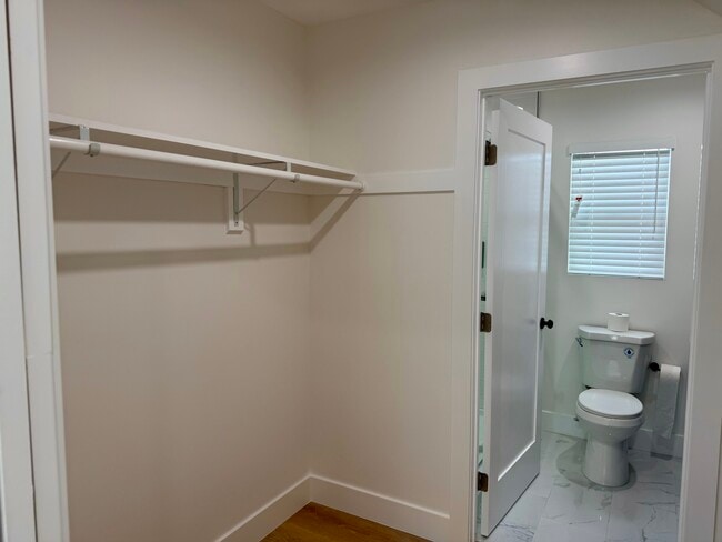 Building Photo - 678 E 45th St