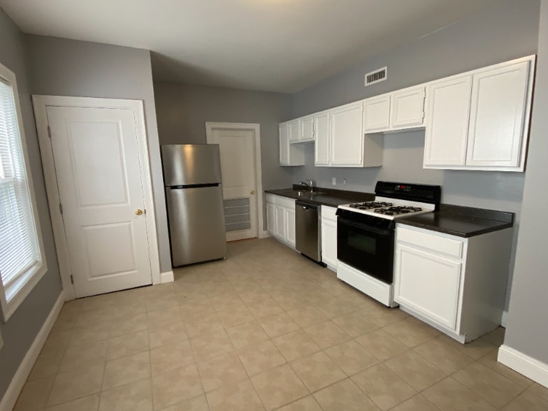 Building Photo - 824 Main St