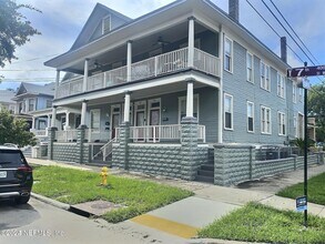 Building Photo - 430 E 7th St