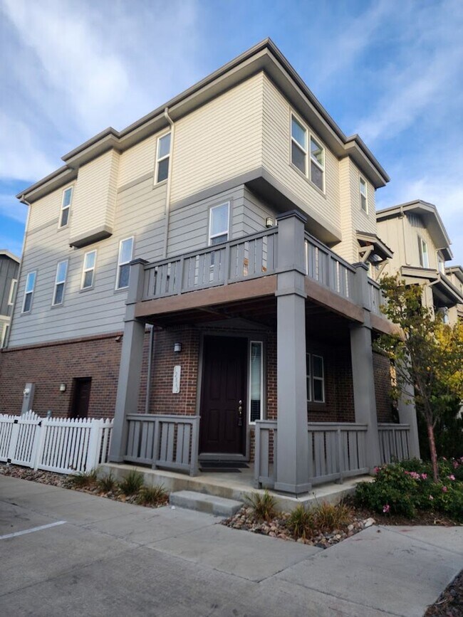 Building Photo - Long Realty & Property Management - Nearly New Home in Aurora **Half Off Rent June 2026**