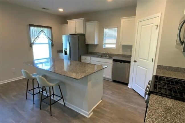 Building Photo - 1044 Fairfield Dr