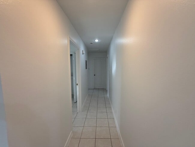 Building Photo - 12613 River Bend Cir