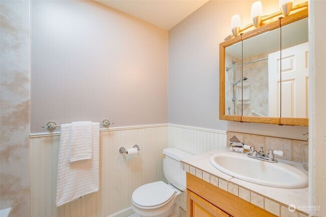 Building Photo - Beautiful Burien Home, Top Floor of Home for Rent