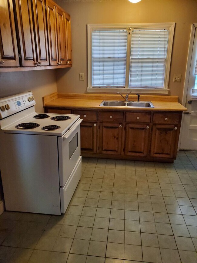 Building Photo - E 4th St Duplex